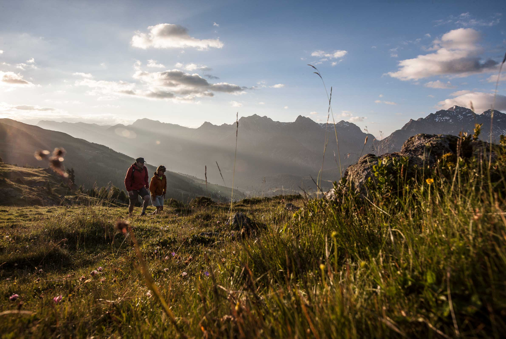 Zwei Wanderer auf der Alp Laret im Unterengadin (Foto: © Graubünden Ferien / Andrea Badrutt)
