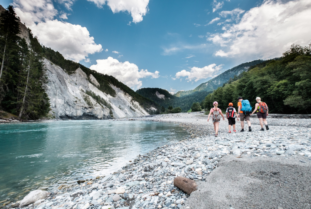 Familie wandert in der Rheinschlucht (Foto: © Graubünden Ferien / Boris Baldinger)