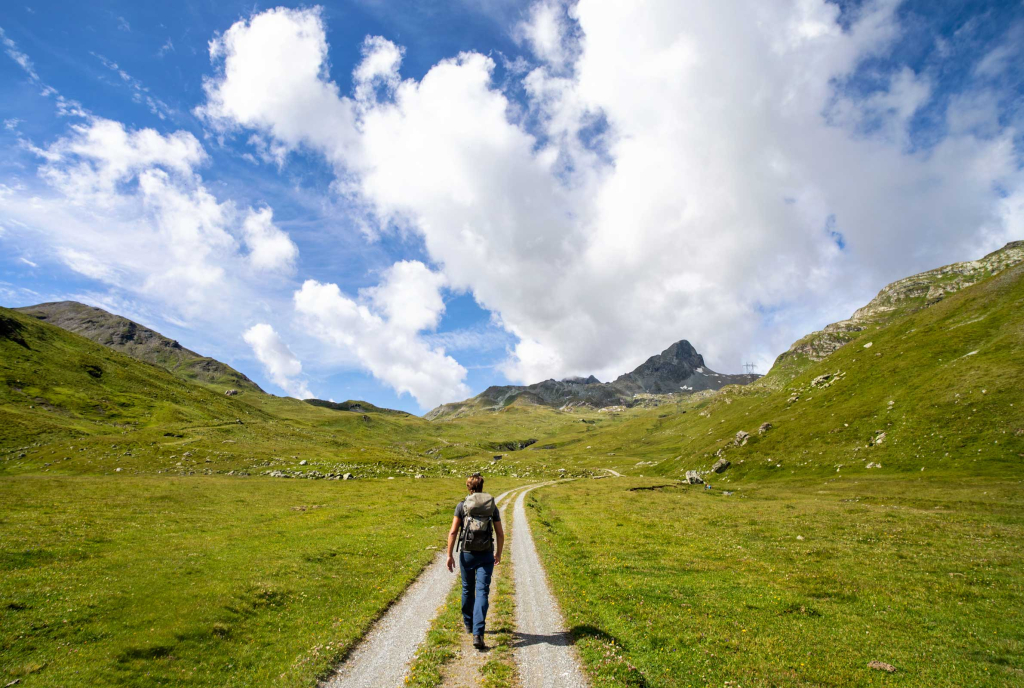 Wanderer auf der Via Sett (Foto: © Graubünden Ferien, Martin Hoch)