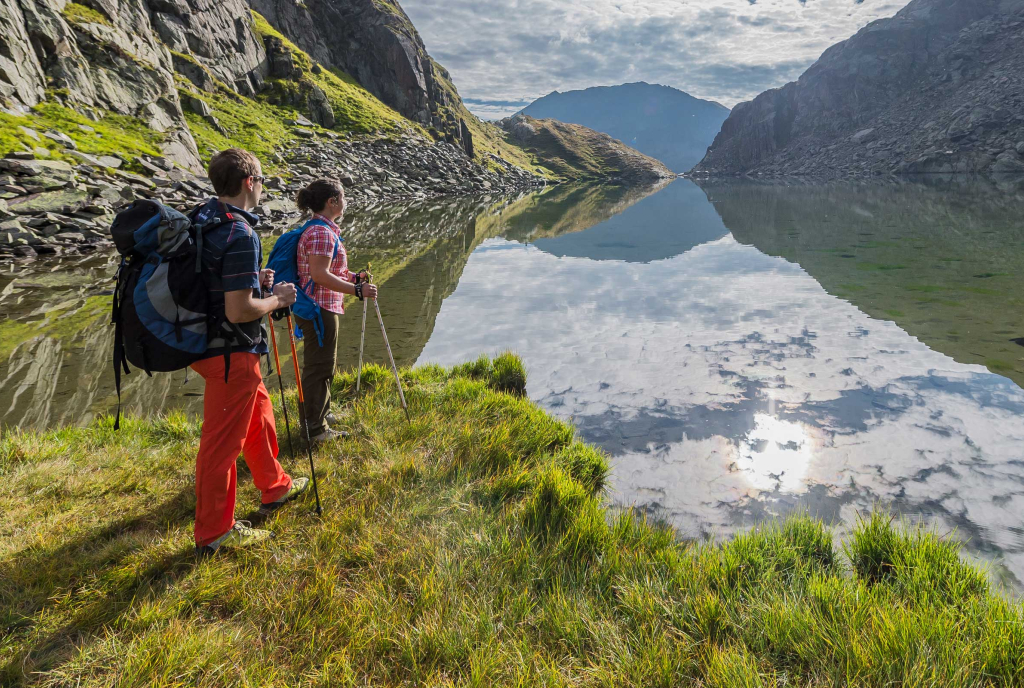Wanderer am Tomasee, der Rheinquelle (Foto: © Sedrun Disentis Tourismus, Mattias Nutt)