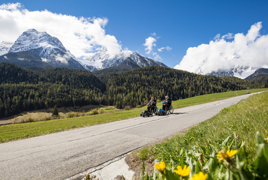 Barrierefreies Wandern im Unterengadin (Foto: Tourismus Engadin Scuol Samnaun Val Müstair AG)