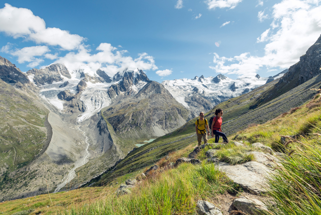 Zwei Wanderer auf der Bernina Tour (Foto: Gian Giovanoli, Copyright: Engadin St. Moritz Tourismus)