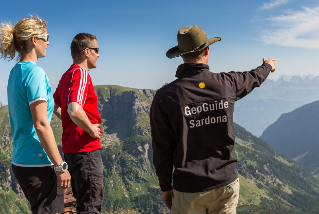 GeoGuide mit zwei Gästen in der Tektonikarena Sardona