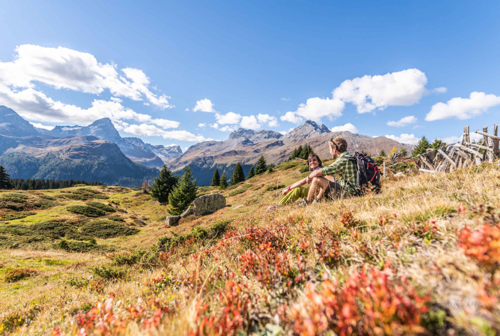 Wanderer auf der Alp Flix bei Savognin (Foto: © Tourismus Savognin Bivio Albula AG / Mattias Nutt)