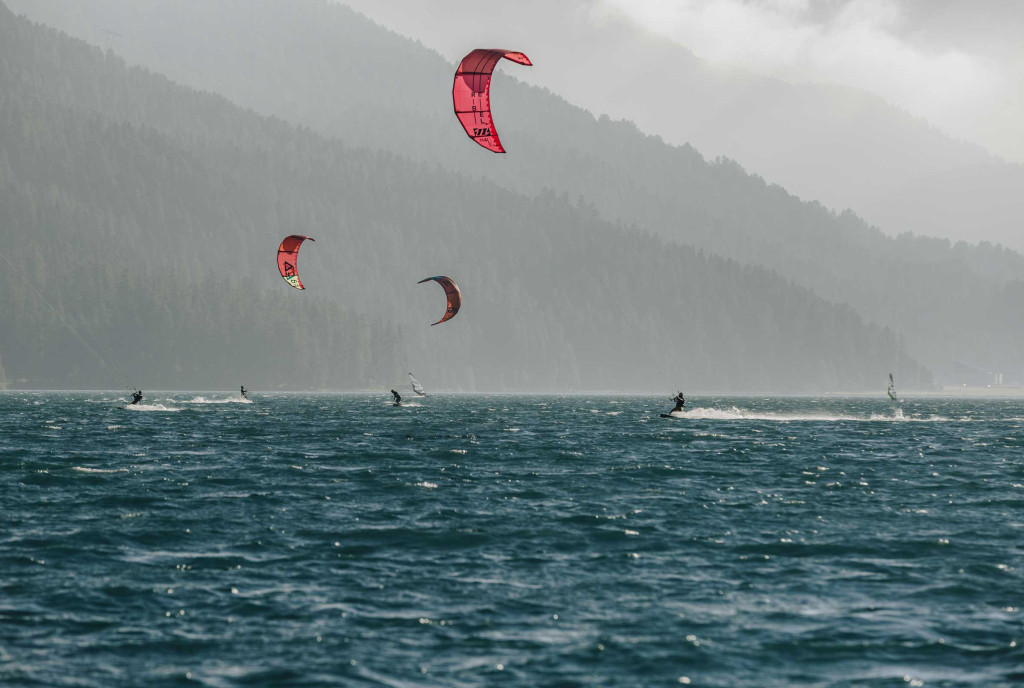 Kitesurfer auf dem Silvaplanersee (Foto: © Schweiz Tourismus, Fabian Gattlen, Quelle: swiss-image.ch)