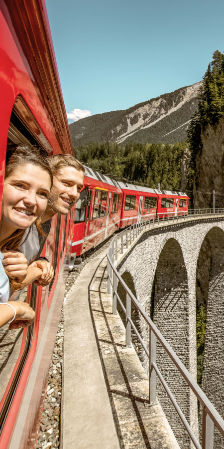 Ein Zug der Rhätischen Bahn über dem Landwasserviadukt (Foto: © Schweiz Tourismus / Rob Lewis Photography)