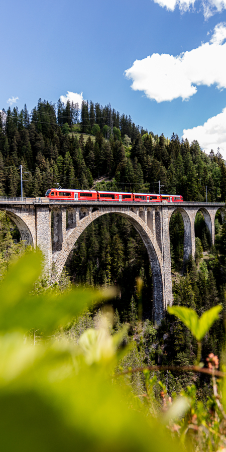 Un treno della Ferrovia Retica sul viadotto di Wiesen