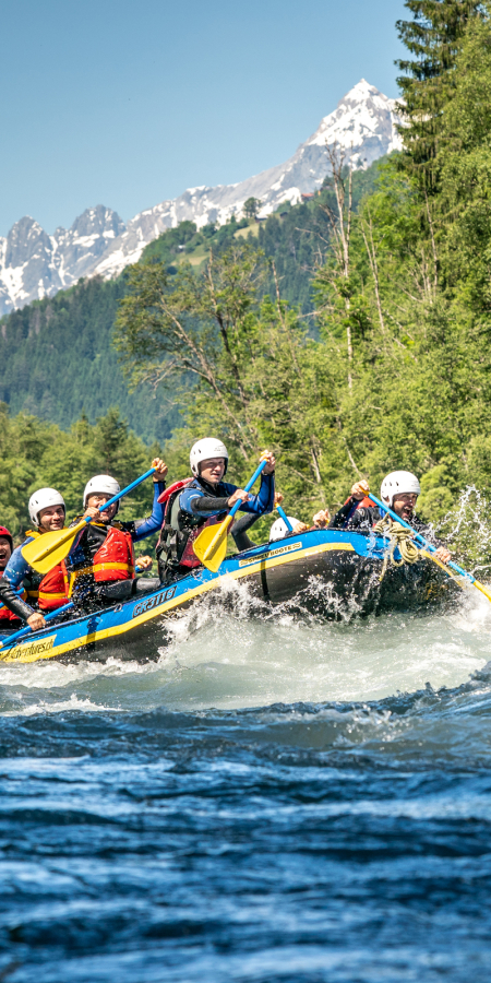 River Rafting auf dem Rhein (Foto: © Flims Laax Falera / Philipp Ruggli) River Rafting auf dem Rhein