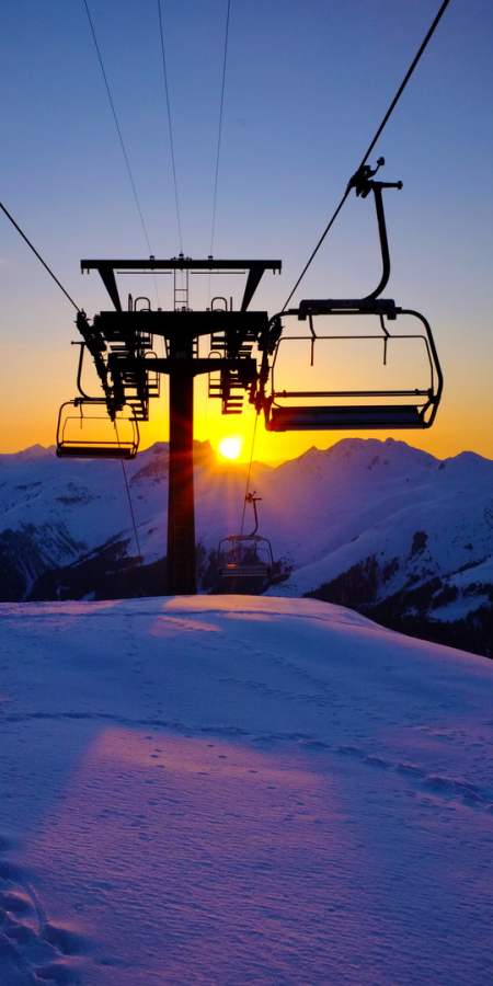 Sesselbahn Jakobshorn bei Sonnenuntergang (Foto: © Destination Davos Klosters / DKM)