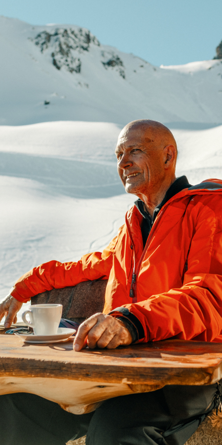 A quick coffee break during the «Snow Safari» (Photo: © Switzerland Tourism / Silvano Zeiter) A quick coffee break during the «Snow Safari» (Photo: © Switzerland Tourism / Silvano Zeiter)