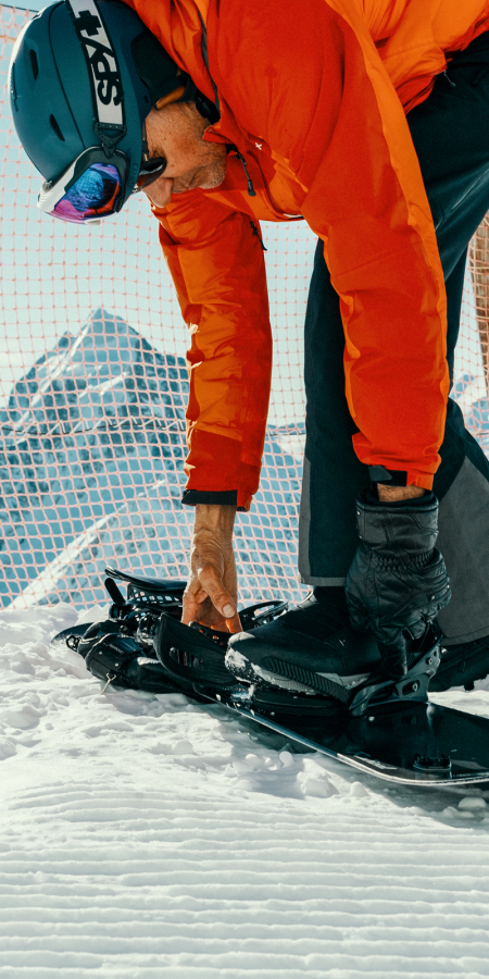 Ueli Lamm secures his snowboard (Photo: © Switzerland Tourism / Silvano Zeiter) Ueli Lamm secures his snowboard (Photo: © Switzerland Tourism / Silvano Zeiter)