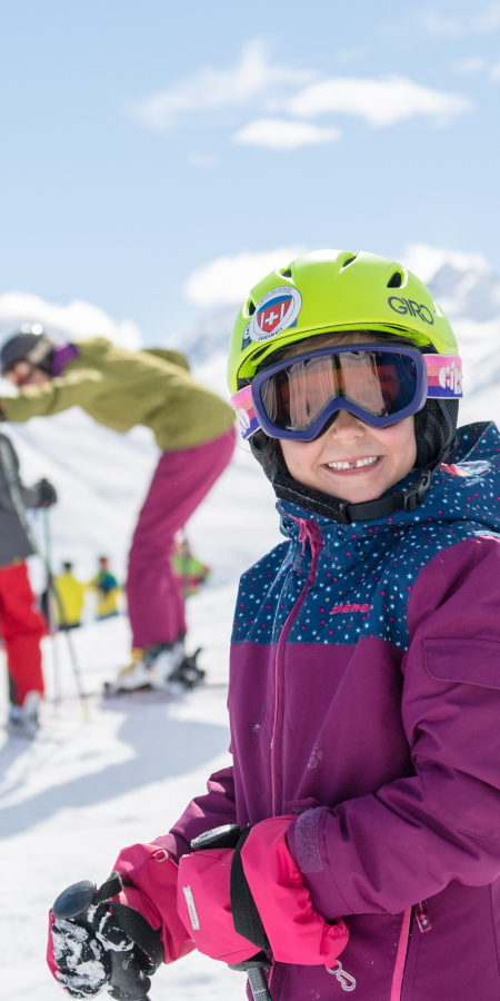 Familie fährt Ski in der SkiArena Andermatt-Sedrun (Foto: © Valentin Luthiger)