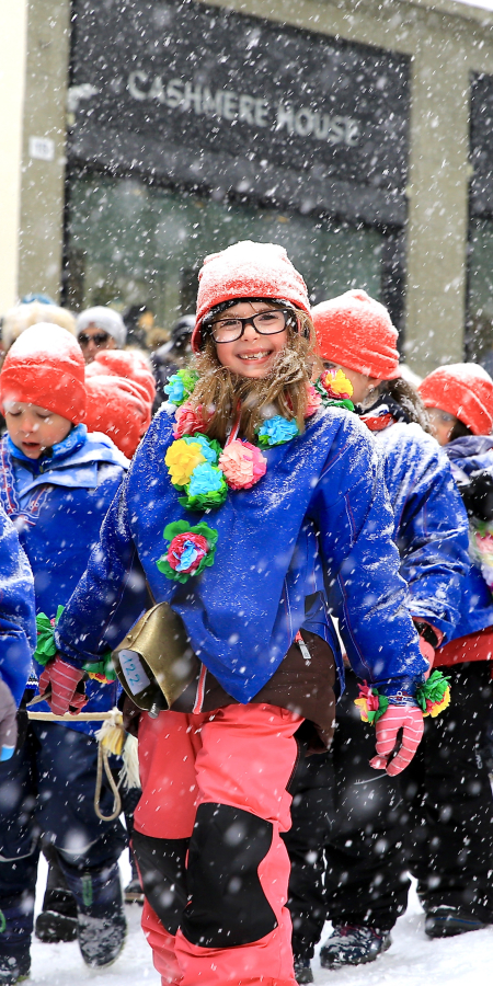 Kindergartenklasse beim Chalandamarz-Umzug in St. Moritz