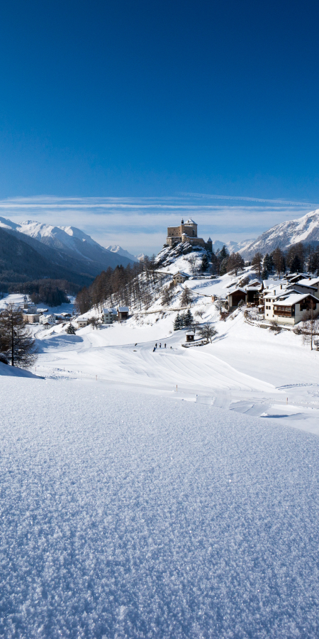 Tarasp und das Schloss im Winter (Foto: © Dominik Täuber) Tarasp und das Schloss im Winter (Foto: © Dominik Täuber)