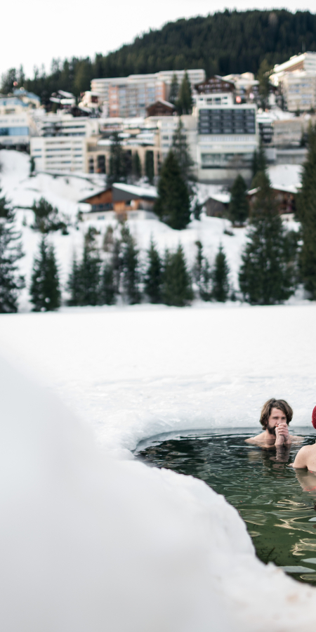 Ein Paar geniesst ein Eisbad in Arosa