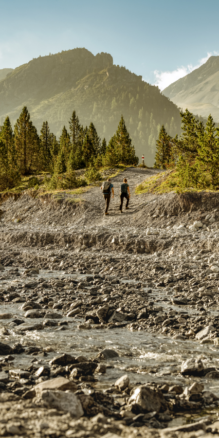 Couple hiking through the Swiss National Park (Photo: © Switzerland Tourism / Rob Lewis Photography) Couple hikes through the Swiss National Park