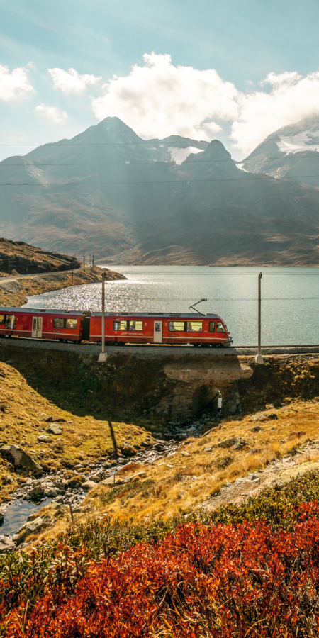 Rhätische Bahn RhB am Lago Bianco auf dem Berninapass
