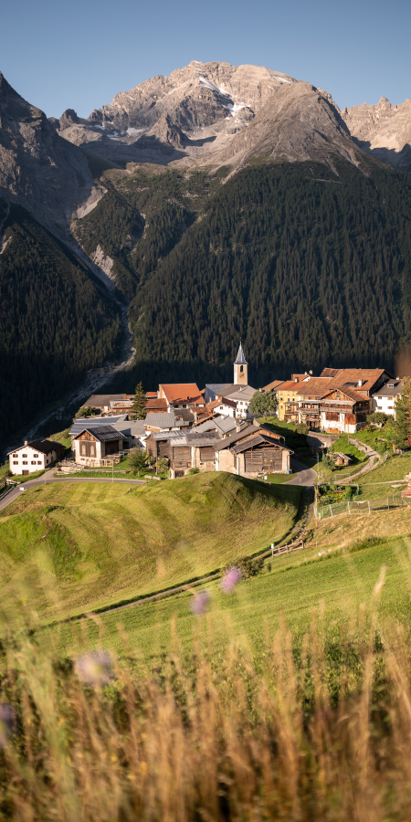 Bergdorf Latsch oberhalb von Bergün (Foto: © Marco Hartmann, Graubünden Ferien) Bergdorf Latsch oberhalb von Bergün