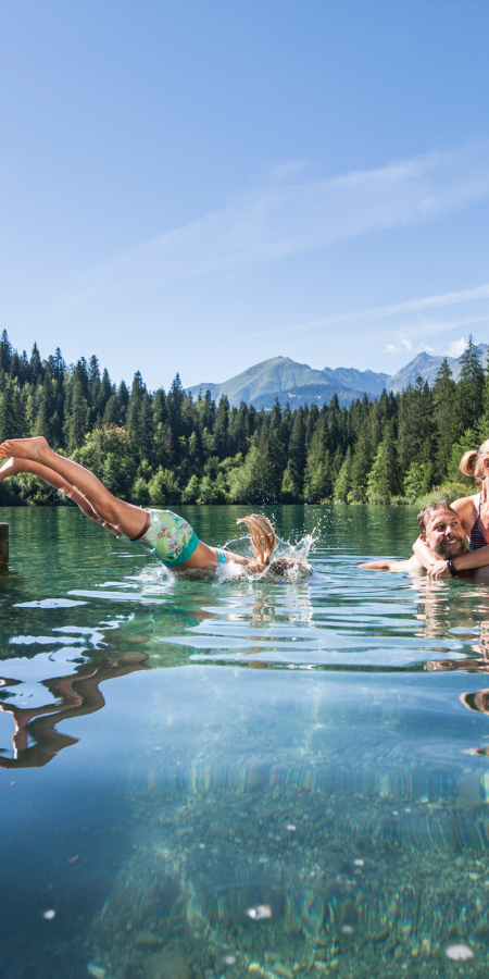 Crestasee (Foto: © Flims Laax Falera / Gaudenz Danuser) Familie badet im Crestasee
