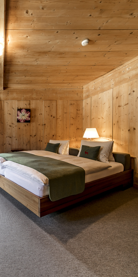 Engadiner-Zimmer im Boutique Hotel GuardaVal in Scuol (Foto: © Andrea Badrutt) Engadiner-Zimmer im Boutique Hotel GuardaVal in Scuol