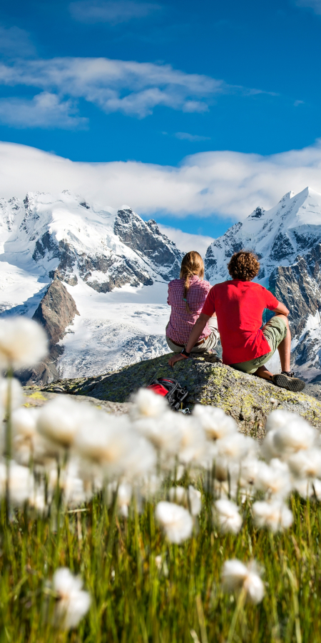 Ein Paar geniesst das Bergpanorama im Oberengadin