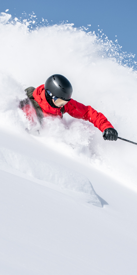 Tiefschneefahren (Foto: © Flims Laax Falera / Philipp Ruggli) Skifahrer im Tiefschnee