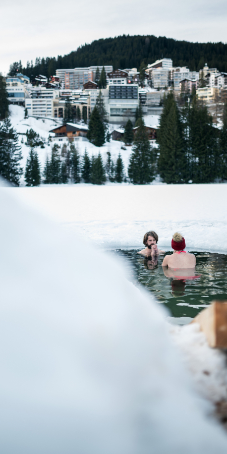 Ein Paar geniesst ein Eisbad in Arosa