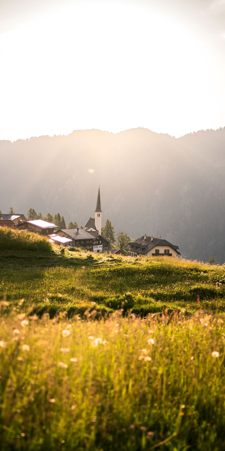 Bergdorf Tenna im Safiental (Foto: © GRF, Marco Hartmann) Aussicht auf das Bergdorf Tenna im Safiental
