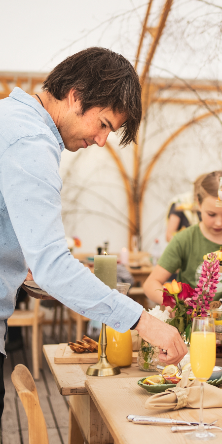 Eine Familie geniesst einen Brunch im Seecafe Davos Munts