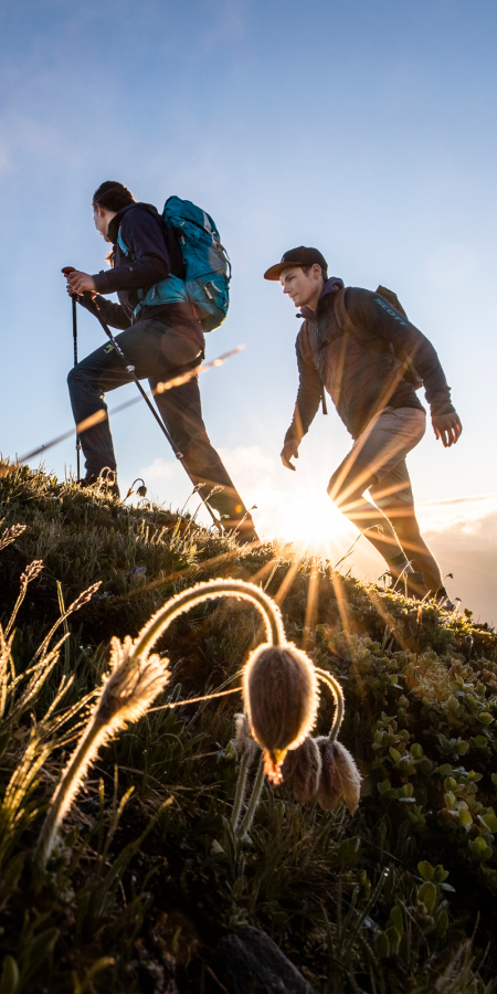 Wanderpaar unterwegs bei Sonnenaufgang am Jakobshorn in der Region Davos Klosters