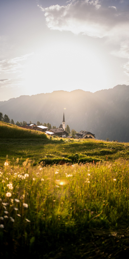 Il villaggio di montagna Tenna nella Surselva