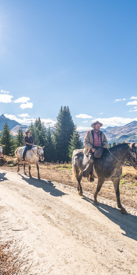 Eine Gruppe reitet über die Alp Flix im Surses