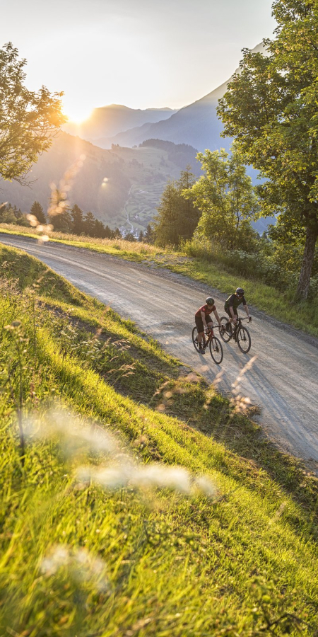 Two gravel bikers on the Runda Sinestra in the Lower Engadine