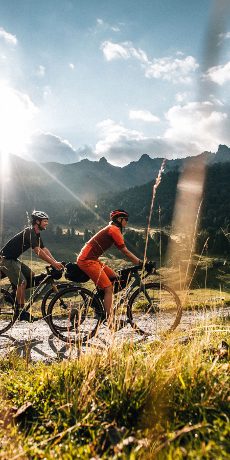 Gravelbiker auf dem Pass da Costaines zwischen dem Val Müstair und dem Unterengadin