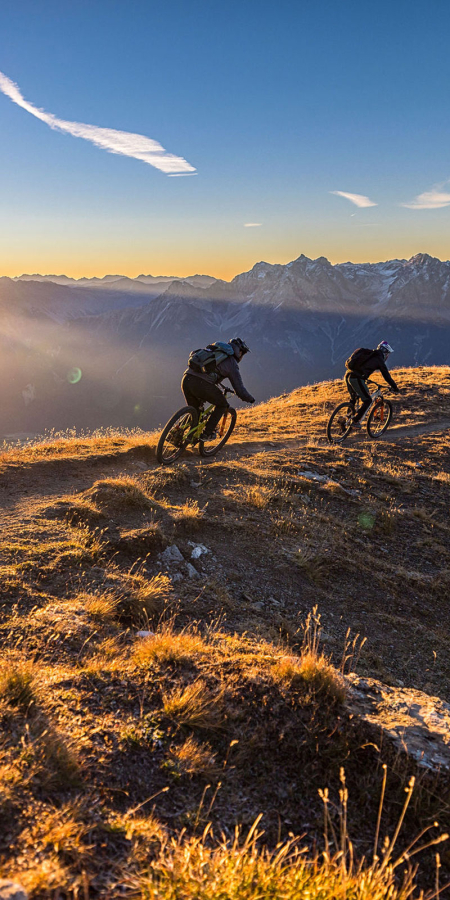 Biker beim Sonnenaufgang