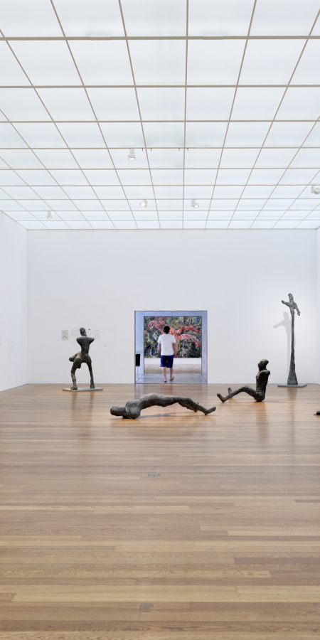 Ein Mann läuft aus einem Ausstellungsraum im Kirchner Museum Davos