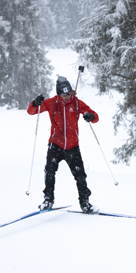 Mit voller Konzentration und geschmeidigem Stil: Franco Züger, Leiter der Biathlon-Academy, in seinem Element auf der Loipe (Foto: © Schweiz Tourismus / Dominik Baur) Franco Züger, Leiter der Biathlon-Academy, gleitet auf Langlaufskiern über eine verschneite Loipe