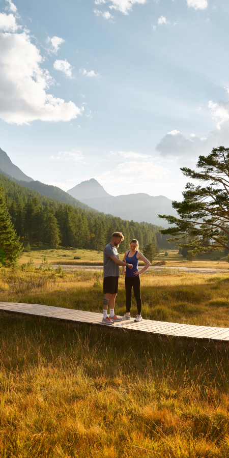 Zwei Sportler*innen in den Bergen (© Stephan Schlumpf)