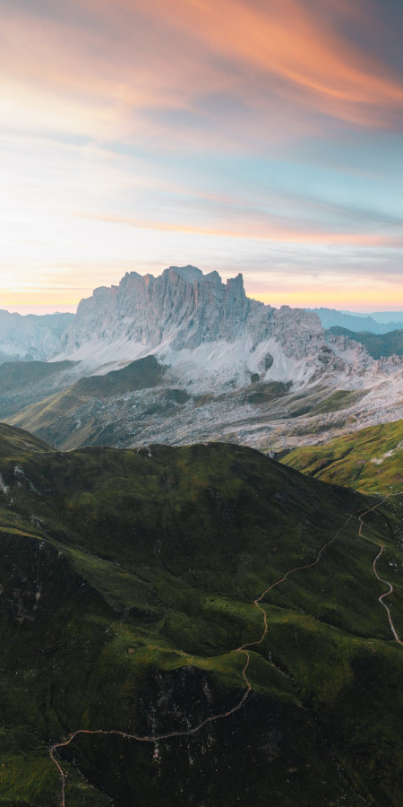 Morning mood at the Sulzfluh – an impressive mountain massif in the Prättigau (Photo: © long.explorer) Aerial view of the Sulzfluh in the Prättigau at sunrise with a green high plateau in the foreground
