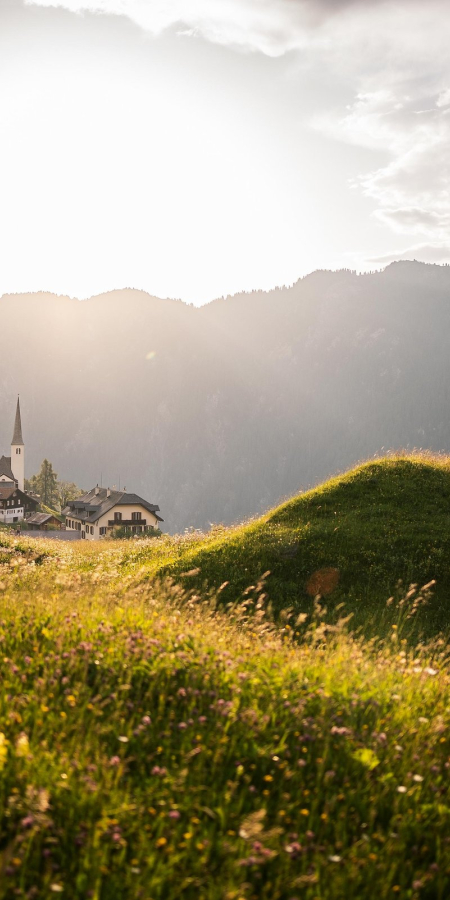 Blick auf das Bergdorf Tenna im Safiental bei Sonnenuntergang