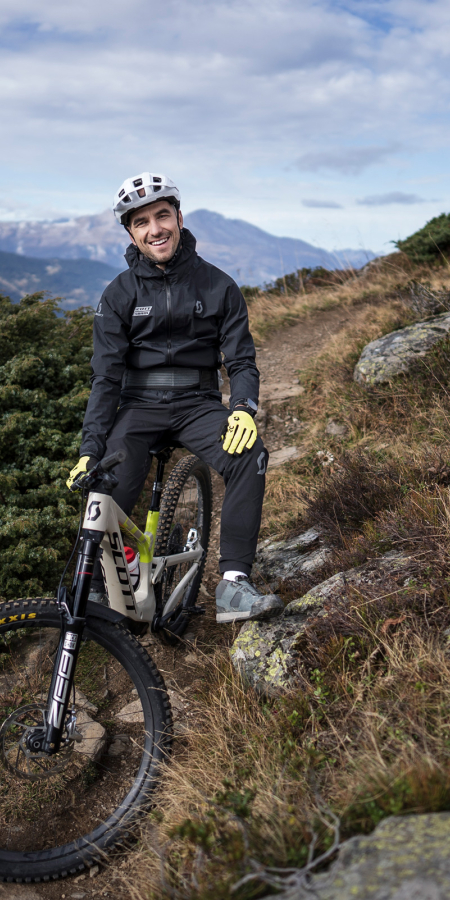 Nino Schurter auf dem Mountainbike (Foto: © Graubünden Ferien/Marco Hartmann ) Nino Schurter auf dem Mountainbike