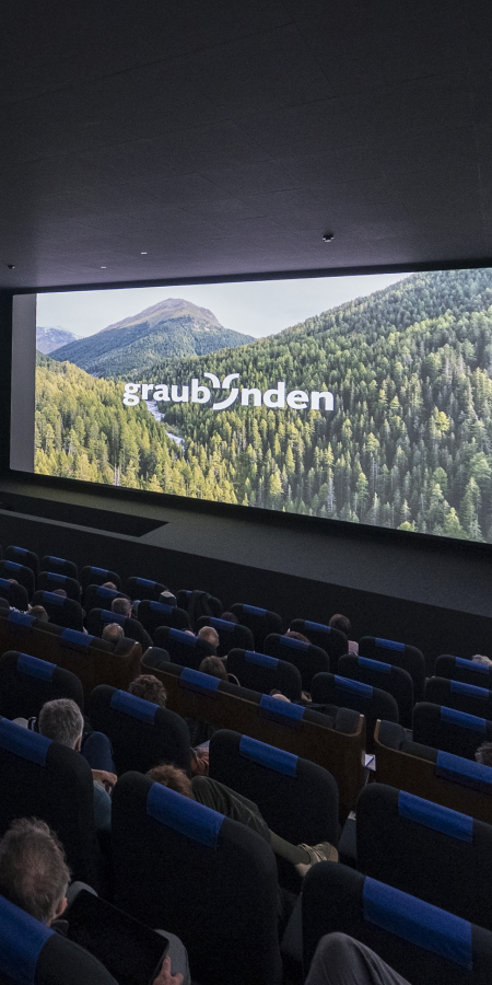 Der InnoCircle von Graubünden Ferien bringt Fachpersonen aus Tourismus, Wirtschaft und Innovation zum Austausch zusammen (Foto: © Marco Hartmann) Publikum im Kinosaal des blue Cinema Chur bei einem InnoCircle von Graubünden Ferien, mit Präsentation auf grosser Leinwand