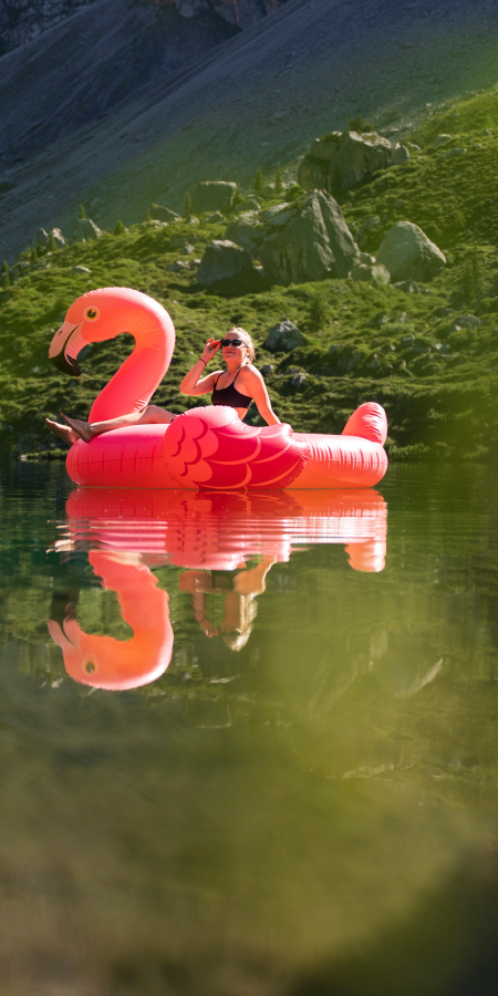 Der Partnunsee im Prättigau – einer von 15 Bergseen im Rennen um den Titel (Foto: © Marco Hartmann) Junge Frau auf pinkem Flamingo-Gummiboot auf dem Partnunsee im Prättigau