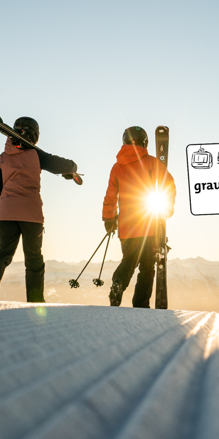 Personen mit Skiern auf dem Rücken