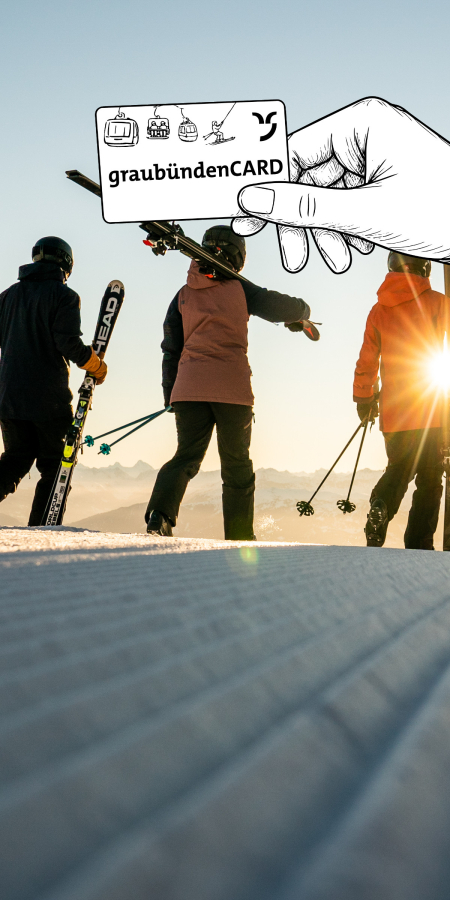 Personen mit Skiern auf dem Rücken