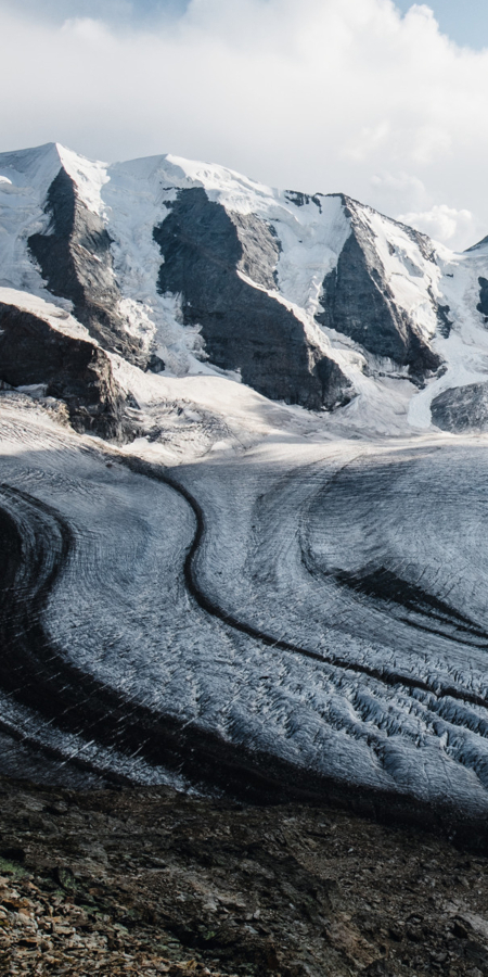 Der geschwungene Persgletscher und die Gipfel der Berninagruppe im Sonnenlicht