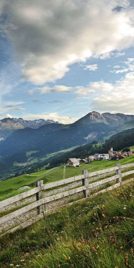 Blick vom Bergdorf Lohn ins Val Schons im Naturpark Beverin