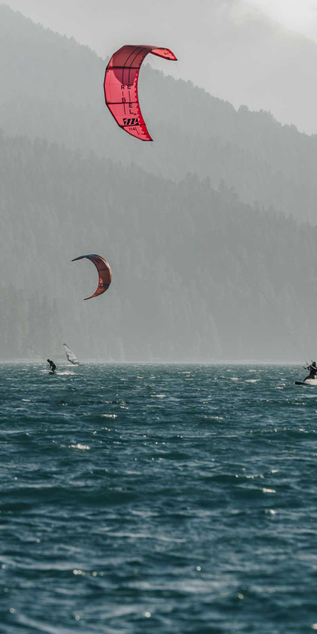 Kitesurfer auf dem Silvaplanersee (Foto: © Schweiz Tourismus, Fabian Gattlen, Quelle: swiss-image.ch) Kitesurfer auf dem Silvaplanersee (Foto: © Schweiz Tourismus, Fabian Gattlen, Quelle: swiss-image.ch)