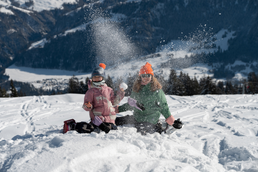 Schneeschuhwandern mit der Familie in Flims Laax Falera Schneeschuhwandern mit der Familie in Flims Laax Falera