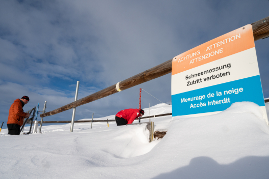 Tägliche Schneemessungen (Copyright: Andi Speck) Tägliche Schneemessungen (Copyright: Andi Speck)